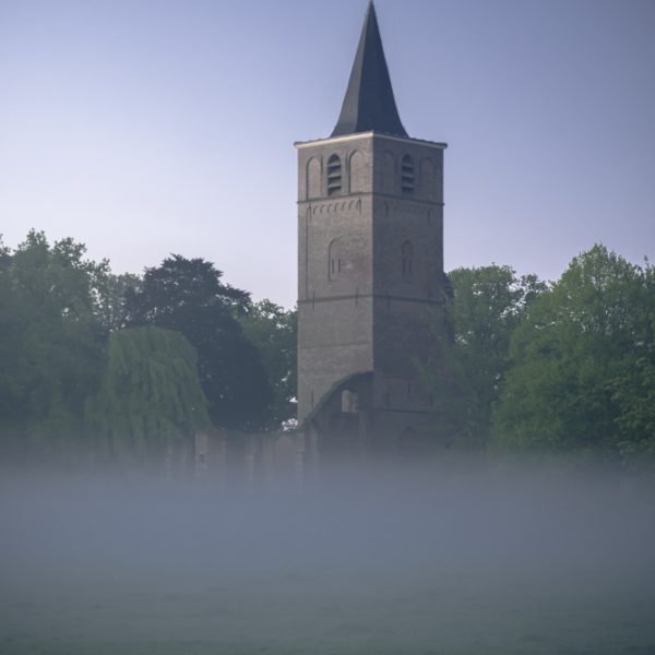 De Oude Toren In Warmond In De Mist.